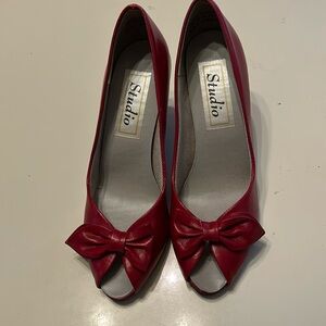 Red 3ins shoes never worn with open toe by Studoi